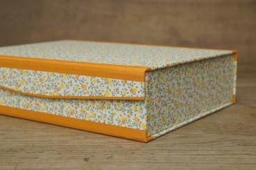 "Vroni" yellow orange box